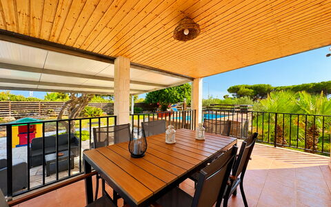 Villa Andrea: Meubilair, Veranda, Verdieping, Buitenmeubels, Schaduw, Beits, Dek, Stoel, Buitentafel, Balkon