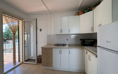 Villa Andrea: Hout, Flooring, Keuken, Verdieping, Countertop, Interieur Ontwerp, Major Appliance, Meubilair, Toestel Van De Keuken, Cabinetry