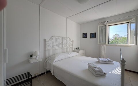 Villa Andrea: Verdieping, Flooring, Huis, Slaapkamer, Bed, Meubilair, Appartement, Bedding, Plafond, Bed Frame