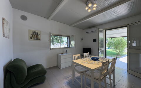 Villa Andrea: Flooring, Verdieping, Interieur Ontwerp, Plafond, Meubilair, Kamer, Huis, Deur, Lichte Inrichting, Woonkamer