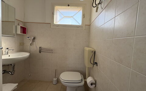 Villa Andrea: Wc Bril, Loodgieterswerkinrichting, Badkamer, Toilet, Flooring, Wastafel, Verdieping, Wastafel In De Badkamer, Interieur Ontwerp, Loodgieter