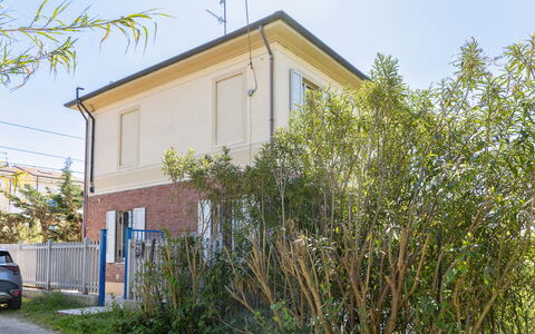 Casale Oleandro Marino: Gebouw, Woongebied, Huis, Huis, Struik, Menselijke Nederzetting, Voorstad, Landgoed, Oprit, Bovengrondse Hoogspanningslijnen