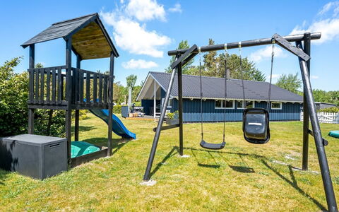Roope - 800M from the Sea: Speeltoestel, Dia Van De Speelplaats, Openbare Ruimte, Schaduw, Tuin, Speelplaats, Gazon, Werf, Chute, Backyard