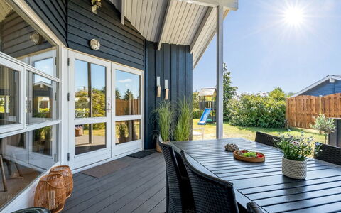 Roope - 800M from the Sea: Hout, Architectuur, Huis, Veranda, Deur, Schaduw, Dek, Hardwood, Siding, Landgoed