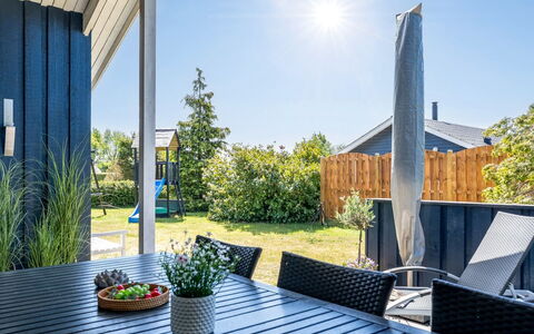 Roope - 800M from the Sea: Blauw, Land Lot, Huis, Schaduw, Tuin, Landscaping, Werf, Gazon, Veranda, Eco Hotel