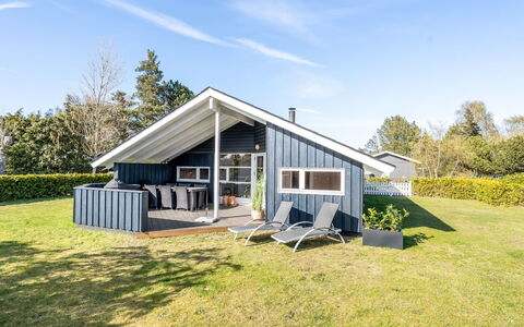 Roope - 1.3Km from the Sea: Flooring, Muur, Verdieping, Interieur Ontwerp, Hout, Plafond, Houten Vloer, Verlichting, Meubilair, Laminaatvloer
