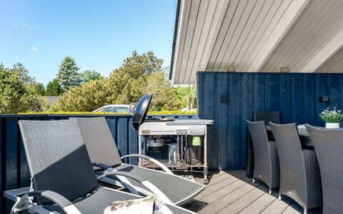 Roope - 1.3Km from the Sea: Flooring, Muur, Verdieping, Interieur Ontwerp, Hout, Plafond, Houten Vloer, Verlichting, Meubilair, Laminaatvloer