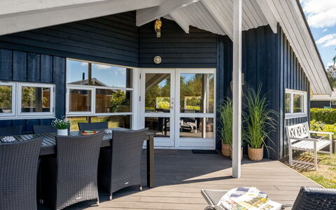 Roope - 1.3Km from the Sea: Flooring, Muur, Verdieping, Interieur Ontwerp, Hout, Plafond, Houten Vloer, Verlichting, Meubilair, Laminaatvloer