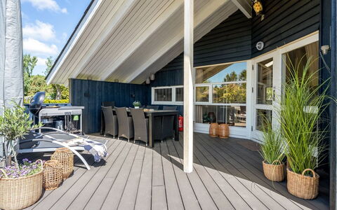 Roope - 1.3Km from the Sea: Flooring, Muur, Verdieping, Interieur Ontwerp, Hout, Plafond, Houten Vloer, Verlichting, Meubilair, Laminaatvloer