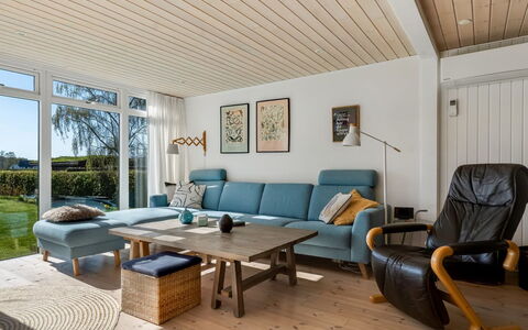 Sinnika - 550M from the Sea: Meubilair, Interieur Ontwerp, Flooring, Verdieping, Hout, Bankstel, Houten Vloer, Plafond, Woonkamer, Huis