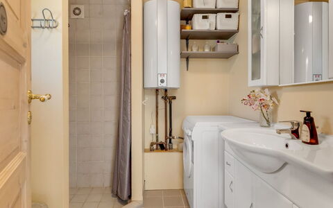 Sinnika - 550M from the Sea: Loodgieterswerkinrichting, Interieur Ontwerp, Badkamer, Flooring, Wastafel, Verdieping, Wastafel In De Badkamer, Badkamerkast, Toilet, Cabinetry