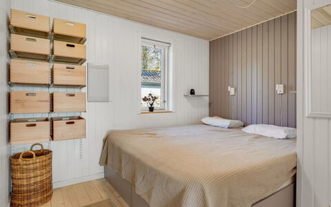 Sinnika - 550M from the Sea: Hout, Flooring, Interieur Ontwerp, Verdieping, Plafond, Kamer, Slaapkamer, Bed, Cabinetry, Beits