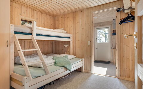 Sinnika - 550M from the Sea: Hout, Slaapkamer, Plafond, Stapelbed, Bed, Interieur Ontwerp, Verdieping, Meubilair, Flooring, Huis
