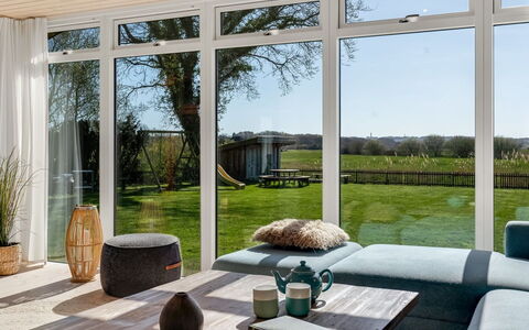Sinnika - 550M from the Sea: Meubilair, Interieur Ontwerp, Flooring, Hout, Verdieping, Huis, Verlichting, Houten Vloer, Stoel, Woonkamer