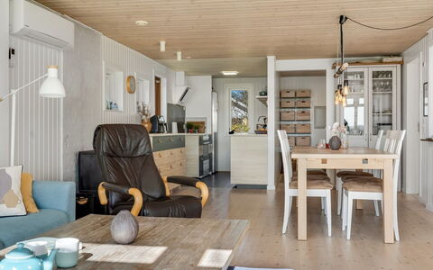 Sinnika - 550M from the Sea: Meubilair, Hout, Interieur Ontwerp, Flooring, Plafond, Verdieping, Kamer, Huis, Keuken En Eettafel, Woonkamer