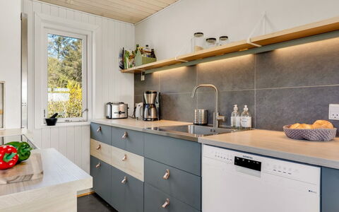 Sinnika - 550M from the Sea: Keuken, Flooring, Hout, Countertop, Cabinetry, Toestel Van De Keuken, Meubilair, Interieur Ontwerp, Verdieping, Huis