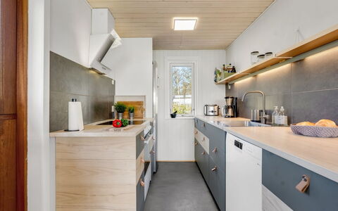 Sinnika - 550M from the Sea: Keuken, Countertop, Hout, Flooring, Toestel Van De Keuken, Interieur Ontwerp, Cabinetry, Major Appliance, Meubilair, Huishoudapparatuur