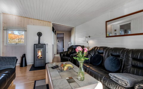 Nisse - 300M from the Sea: Meubilair, Hout, Interieur Ontwerp, Flooring, Verdieping, Stoel, Kamer, Plafond, Woonkamer, Appartement