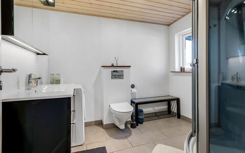 Nisse - 300M from the Sea: Flooring, Interieur Ontwerp, Loodgieterswerkinrichting, Plafond, Verdieping, Wastafel, Badkamer, Kraan, Kamer, Loodgieter