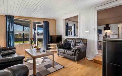 Nisse - 300M from the Sea: Hout, Meubilair, Interieur Ontwerp, Plafond, Verdieping, Flooring, Huis, Bankstel, Woonkamer, Kamer