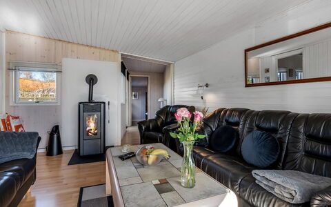 Nisse - 300M from the Sea: Flooring, Woonkamer, Bankstel, Plafond, Hardwood, Houten Vloer, Blokhut, Lichte Inrichting