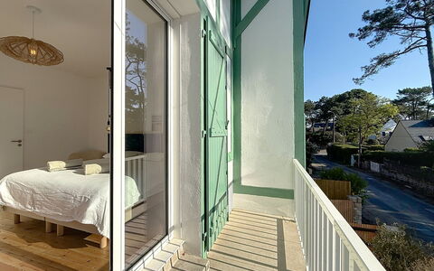 Villa Armorique: Meubilair, Balkon, Schaduw, Tuin, Buitenmeubels, Stoel, Veranda, Werf, Landscaping, Backyard