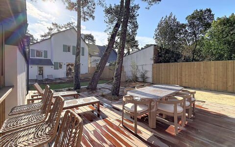 Villa Armorique: Meubilair, Balkon, Schaduw, Tuin, Buitenmeubels, Stoel, Veranda, Werf, Landscaping, Backyard
