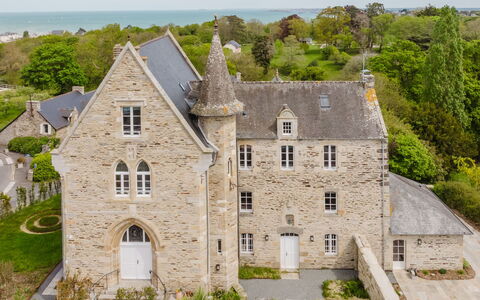 Domaine de Saint Cast: Meubilair, Balkon, Schaduw, Tuin, Buitenmeubels, Stoel, Veranda, Werf, Landscaping, Backyard