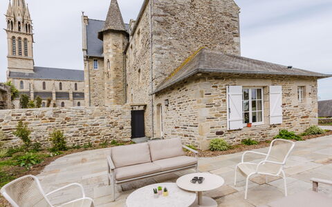 Domaine de Saint Cast: Meubilair, Balkon, Schaduw, Tuin, Buitenmeubels, Stoel, Veranda, Werf, Landscaping, Backyard