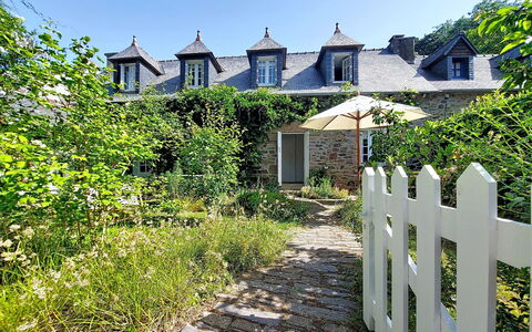 La Dolce Vita Brezhoneg: Huis, Struik, Dak, Verblijf, Huis, Landgoed, Tuin, Stenen Muur, Boerderij, Schuifraam