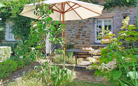 La Dolce Vita Brezhoneg: Paraplu, Meubilair, Bloempot, Buitenmeubels, Stoel, Schaduw, Tuin, Buitentafel, Kamerplant, Backyard