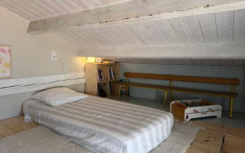 Altana: Slaapkamer, Meubilair, Bed, Flooring, Hout, Verdieping, Interieur Ontwerp, Plafond, Kamer, Bedding