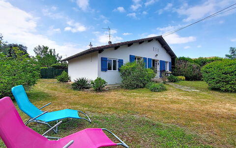 Maison des Bergers: Meubilair, Balkon, Schaduw, Tuin, Buitenmeubels, Stoel, Veranda, Werf, Landscaping, Backyard