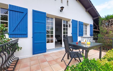 Maison des Bergers: Meubilair, Balkon, Schaduw, Tuin, Buitenmeubels, Stoel, Veranda, Werf, Landscaping, Backyard