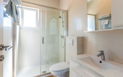 Rab Lopar 115: Badkamer, Flooring, Loodgieterswerkinrichting, Interieur Ontwerp, Verdieping, Wastafel In De Badkamer, Wastafel, Kraan, Loodgieter, Badkamerkast