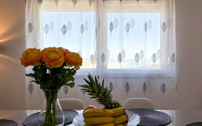 Rab Lopar 115: Raambekleding, Interieur Ontwerp, Textiel, Venster Behandeling, Gordijn, Venster Valance, Linens, Woonkamer, Kamerplant, Lamp