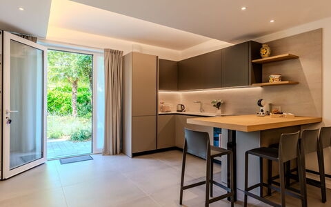 Renza: Meubilair, Interieur Ontwerp, Flooring, Hout, Verdieping, Plafond, Keuken, Countertop, Huis, Keuken En Eettafel