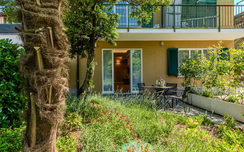 Renza: Struik, Huis, Balkon, Tuin, Schaduw, Landgoed, Werf, Veranda, Landscaping, Villa