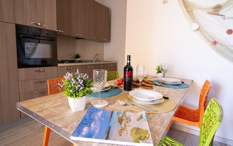 Mediterranea'S House Otranto: Meubilair, Interieur Ontwerp, Flooring, Hout, Verdieping, Kamer, Textiel, Verlichting, Tafel, Eetkamer