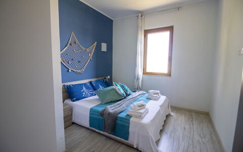Mediterranea'S House Otranto: Meubilair, Hout, Verdieping, Interieur Ontwerp, Flooring, Linens, Textiel, Slaapkamer, Kamer, Bed