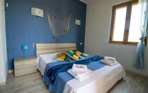 Mediterranea'S House Otranto: Meubilair, Verdieping, Flooring, Hout, Interieur Ontwerp, Textiel, Slaapkamer, Kamer, Bed, Linens