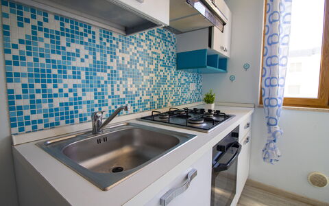 Mediterranea'S House Otranto: Keuken, Flooring, Interieur Ontwerp, Verdieping, Countertop, Gootsteen, Major Appliance, Loodgieterswerkinrichting, Kraan, Kamer