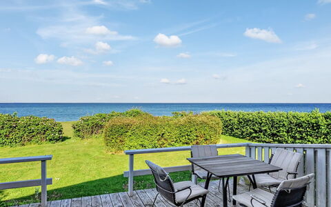 Edla - 35M from the Sea: Blauw, Horizon, Meubilair, Zee, Buitenmeubels, Kust En Oceanic Landvormen, Wolk, Oceaan, Kust, Kust