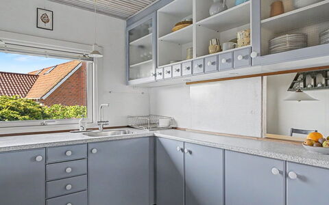 Edla - 35M from the Sea: Keuken, Gootsteen, Countertop, Interieur Ontwerp, Cabinetry, Plafond, Loodgieterswerkinrichting, Wastafel, Kraan, Loodgieter