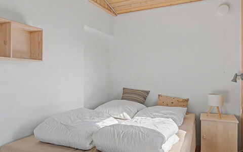 Edla - 35M from the Sea: Slaapkamer, Bed, Interieur Ontwerp, Hout, Meubilair, Bedding, Laken, Verdieping, Plafond, Flooring