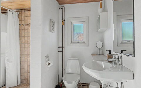 Edla - 35M from the Sea: Loodgieterswerkinrichting, Muur, Interieur Ontwerp, Flooring, Badkamer, Wastafel, Verdieping, Wastafel In De Badkamer, Plafond, Wc Bril