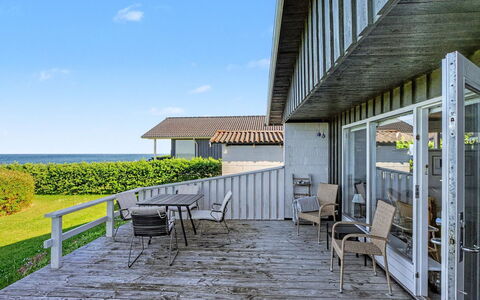 Edla - 35M from the Sea: Veranda, Balkon, Verblijf, Schaduw, Dek, Landgoed, Hardwood, Leuning, Siding, Plank