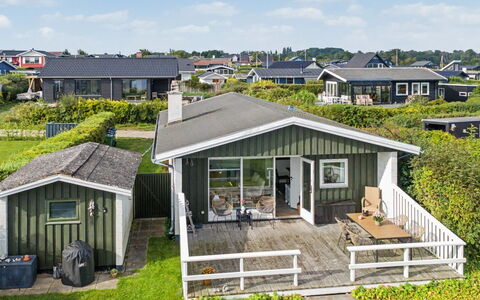 Edla - 35M from the Sea: Lucht, Meubilair, Hout, Buitenmeubels, Tafel, Stoel, Wolk, Buitentafel, Hardwood, Plank