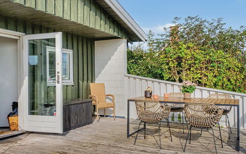 Edla - 35M from the Sea: Lucht, Meubilair, Hout, Buitenmeubels, Tafel, Stoel, Wolk, Buitentafel, Hardwood, Plank