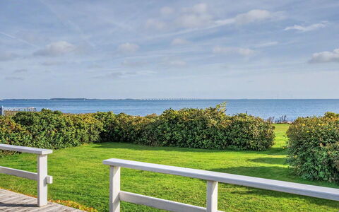Edla - 35M from the Sea: Lucht, Meubilair, Hout, Buitenmeubels, Tafel, Stoel, Wolk, Buitentafel, Hardwood, Plank